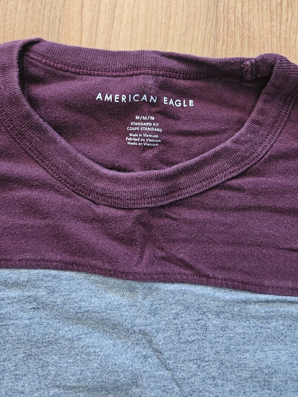 Men's American Eagle two tone crew neck Tee - gray and burgundy - Size Medium - Picture 2 of 3